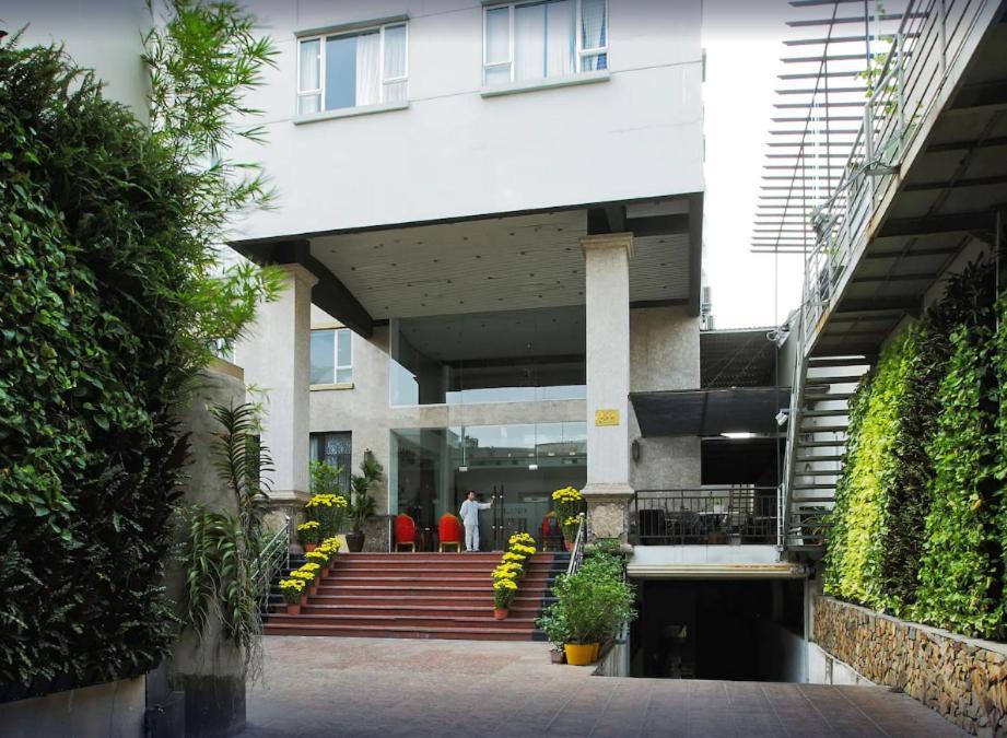 Cozrum Lux - The Arrivals Hotel Thành Pho Ho Chí Minh Esterno foto